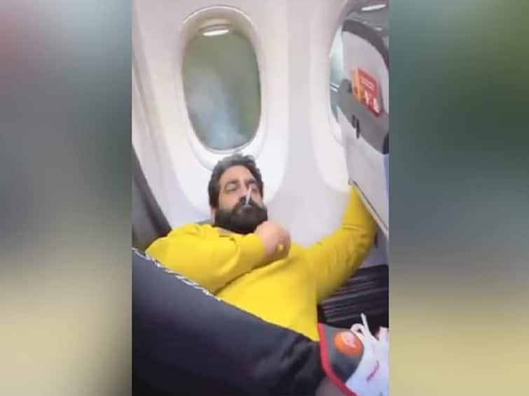 Smoking Inside Plane Video Is Viral Minister Jyotiraditya Scindia Responds விமானத்தில் புகை பிடித்த பிரபலம்... விசாரணைக்கு உத்தரவிட்ட மத்திய அமைச்சர்