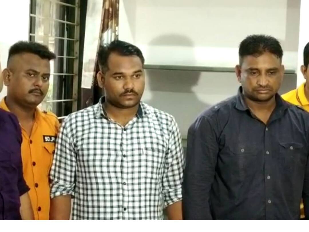 Ahmedabad News Khokhra Police arrested four fake policemen CRIME NEWS : ક્રાઇમ બ્રાન્ચના પોલીસકર્મી હોવાની ઓળખ આપી વાહનચાલકોને ખંખેરતાં 4 ઠગબાજો ઝડપાયા