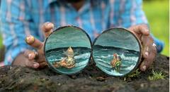 PHOTO : नारळी पौर्णिमेनिमित्त करवंटीमध्ये साकारले समुद्राला नारळ अर्पण करतानाचे चित्र