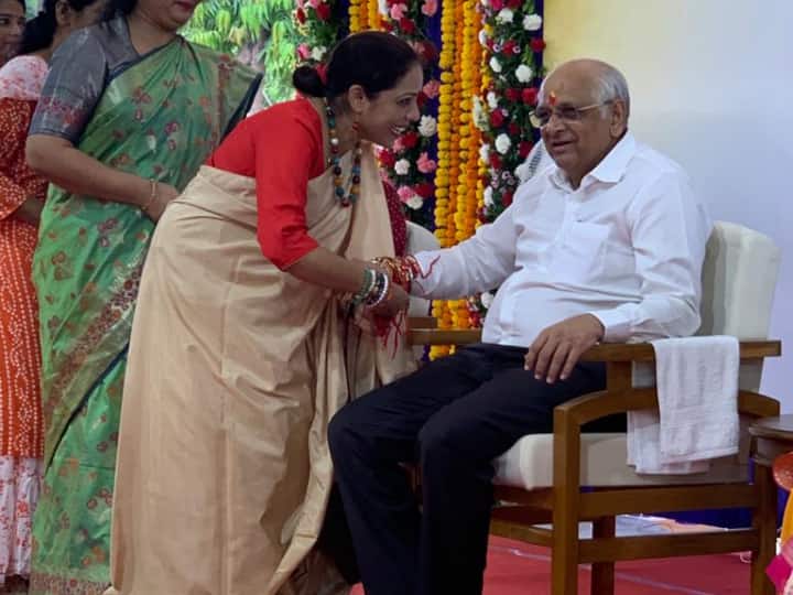 गुजरात में आज सीएम भूपेंद्र पटेल ने गुजरात के लोगों को रक्षाबंधन की शुभकामनाएं दी हैं. गुजरात सरकार के एक ट्विटर हैंडल ने ट्वीट कर कहा, 'आज रक्षाबंधन के अवसर पर समाज के विभिन्न वर्गों और ब्रह्माकुमारी बहनों ने राखी बांधकर मुख्यमंत्री भूपेंद्र भाई पटेल को रक्षाबंधन की शुभकामनाएं दीं.'