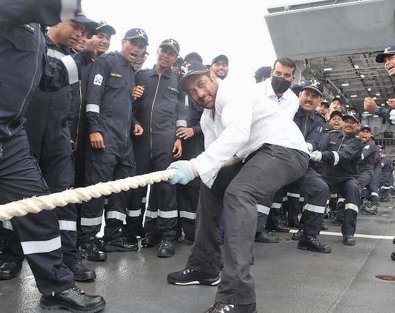 Salman Khan With Indian Navy: सलमान ने नेवी के जवानों के साथ बिताया वक्त, भाईजान ने कुछ इस तरह की मस्ती, रोटियां भी बनाईं