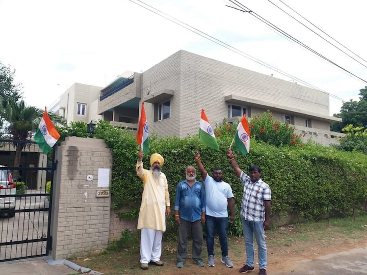 Gursimran Mand hoisted the tricolor at the house of Sikhs for Justice leader Gurpatwant Singh Pannun ਗੁਰਸਿਮਰਨ ਮੰਡ ਨੇ ਸਿਖਸ ਫਾਰ ਜਸਟਿਸ ਦੇ ਲੀਡਰ ਗੁਰਪਤਵੰਤ ਪੰਨੂ ਦੇ ਘਰ ’ਤੇ ਲਹਿਰਾਇਆ ਤਿਰੰਗਾ