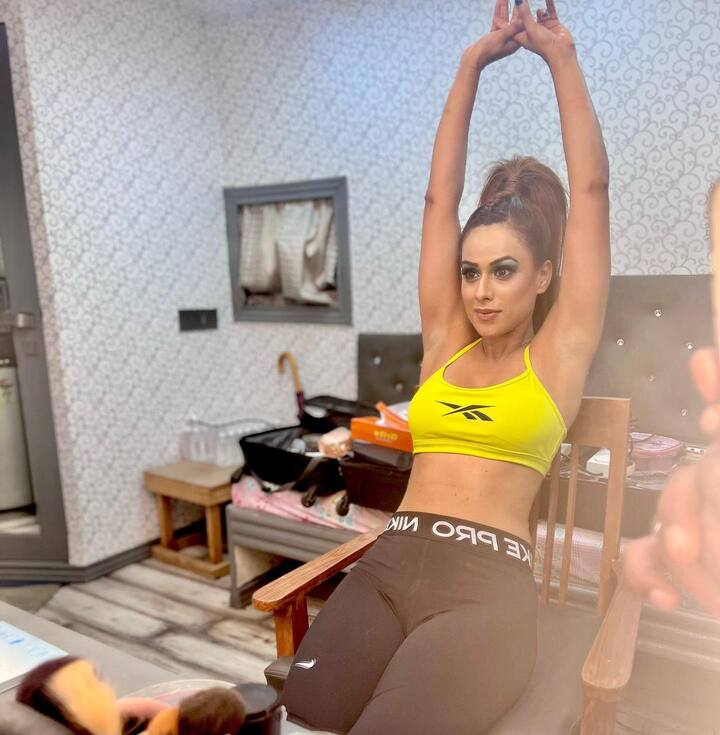 स्मोकी डोळे आणि न्यूड ग्लॉसी मेकअपसह अभिनेत्रीने तिचा लूक पूर्ण केला आहे.या फोटोंमध्ये निया वेगवेगळ्या पोजसह तिचा लूक फ्लॉंट करताना दिसत आहे.(फोटो सौजन्य :niasharma90/इंस्टाग्राम)