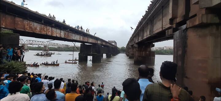 पावसाळ्याच्या हंगामात समुद्राला खवळलेला असून नारळी पौर्णिमेनंतर समुद्र काहीसा शांत होतो, असे मानले जाते. यावेळी नारळी पौर्णिमेच्या निमित्ताने समुद्राला नारळ अर्पण करून कुटुंबियांच्या सुरक्षेची प्रार्थना करण्यात येते.