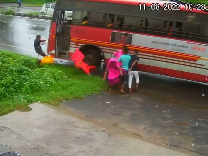 Godhra 	News ST bus hits seven people on Godhra Vadodara highway GODHRA : એસટી બસે સાત જેટલા લોકોને અડફેટે લીધા, જુઓ રુવાડા ઉભા કરી દે તેવી ઘટનાનો વિડીયો