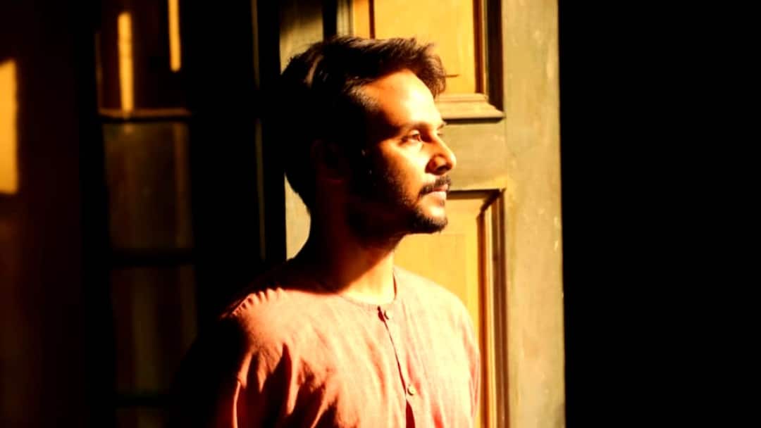 Sedin Kuyasha Chilo: 'সেদিন কুয়াশা ছিল'-র প্রথম গল্পে স্বাধীনতা সংগ্রামীর চরিত্রে সবুজ বর্ধন, প্রকাশ্যে ফার্স্ট লুক Sedin Kuyasha Chilo: Actor Sobuj Bardhan's First Look reveled in Sedin Kuyasha Chilo, know in details Sedin Kuyasha Chilo: 'সেদিন কুয়াশা ছিল'-র প্রথম গল্পে স্বাধীনতা সংগ্রামীর চরিত্রে সবুজ বর্ধন, প্রকাশ্যে ফার্স্ট লুক