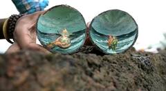 PHOTO : नारळी पौर्णिमेनिमित्त करवंटीमध्ये साकारले समुद्राला नारळ अर्पण करतानाचे चित्र