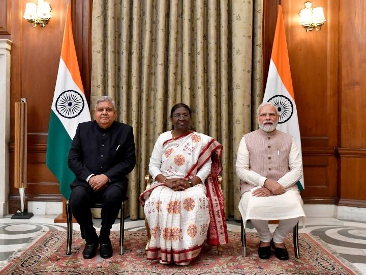 बता दें 6 अगस्त को संपन्न हुए उपराष्ट्रपति के चुनाव में कुल 725 सांसद ने वोट किया था. इसमें 710 मत वैध और 15 वोट अवैध पाए गए थे. चुनाव बाद जगदीप धनखड़ को 525 और विपक्ष की उम्मीदवार मार्गरेट अल्वा को महज 182 वोट मिले थे.