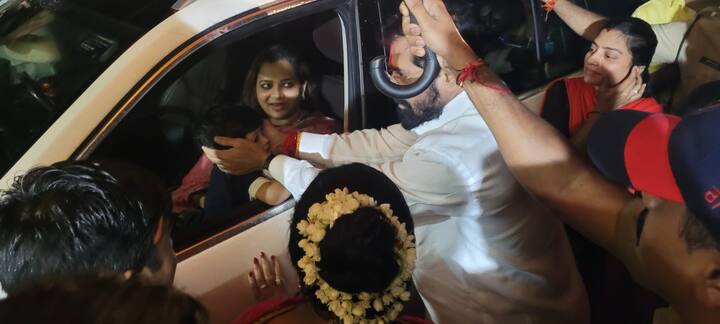 तापोळ्यात गाड्या मागे पुढे झाल्यामुळे एकनाथ शिंदे हे त्यांच्या पत्नी आणि नातूची वाट पहात होते. नातूला पहाताच एकनाथ शिंदे यांनी त्याला कवेत घेऊन देवळातील दर्शनासाठी गेले.