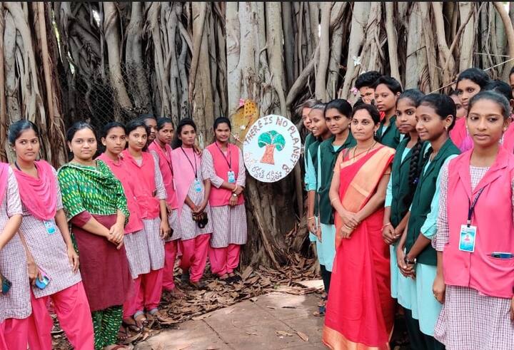 Vizag Women Tied Rakhi to 150 Years Old Banyan Tree Vruksha Bandhan: రక్షా బంధన్ కాదిది వృక్షా బంధన్- విశాఖలో మహిళల వినూత్న వేడుక