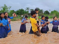 Kanker News: कमर तक पानी में डूबकर नदी पार करते हैं छात्र, सीएम से शिकायत करने के बाद भी नहीं बन रहा पुल