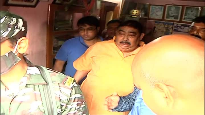 নকুলদানা- ভোটের প্রাক্কালে বিরোধীদের নকুলদানা খাওয়ানোর কথা জানিয়েছিলেন অনুব্রত মণ্ডল। ঠাকুরঘরের চৌহদ্দি ডিঙিয়ে বঙ্গ রাজনীতির আঙিনায় আসা নকুলদানাই রাজ্যজুড়ে এদিন বিলি করেছে বিজেপি।