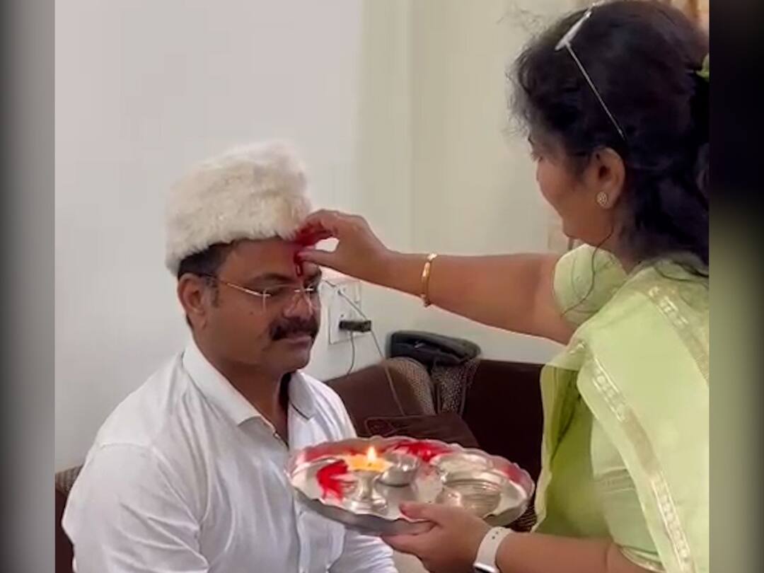 Jalgaon : राजकीय मतभेद बाजूला! शिंदे गटात भाऊ तर शिवसेनेत बहीण, रक्षाबंधनाला आले एकत्र Jalgaon News Update Kishor Patil vaishali suryavanshi rakshabandan 2022 Jalgaon : राजकीय मतभेद बाजूला! शिंदे गटात भाऊ तर शिवसेनेत बहीण, रक्षाबंधनाला आले एकत्र