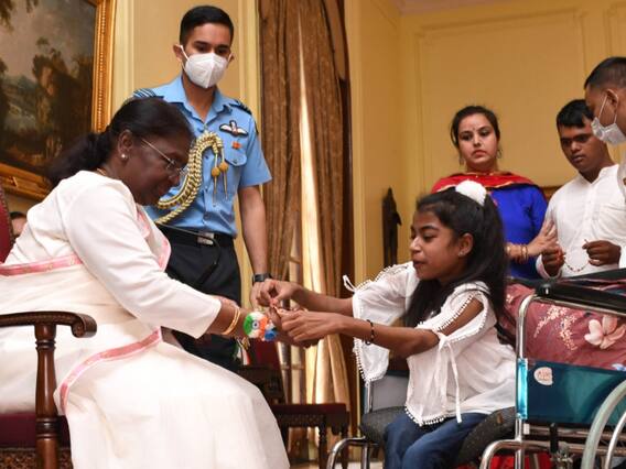 Raksha Bandhan 2022: पीएम मोदी ने सफाईकर्मी, माली और वाहन चालकों की बेटियां से बंधवाई राखियां, देखें फोटो