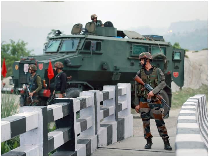 Jammu kashmir encounter between terrorists and security forces underway in Rajouri 2 terrorists killed Jammu Kashmir: राजौरी में उरी जैसा बड़ा आतंकी हमला नाकाम, सेना कैंप में घुस रहे 2 आतंकी ढेर, 3 जवान शहीद