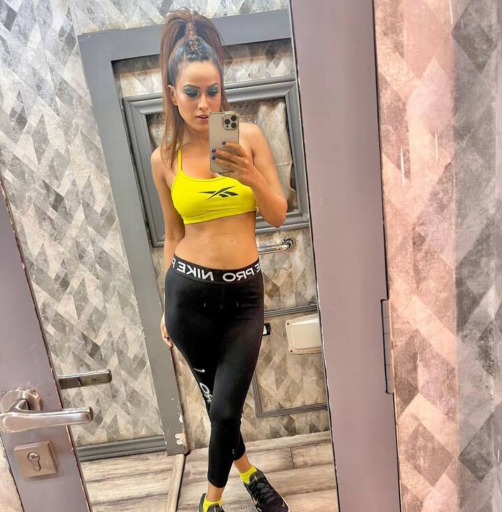 आता ताज्या फोटोंमध्ये निया खूपच ग्लॅमरस लूकमध्ये दिसत आहे. या फोटोंमध्ये तो पिवळ्या रंगाचा ब्रॅलेट आणि काळ्या रंगाची जिम पॅन्ट घातलेला दिसत आहे.(फोटो सौजन्य :niasharma90/इंस्टाग्राम)
