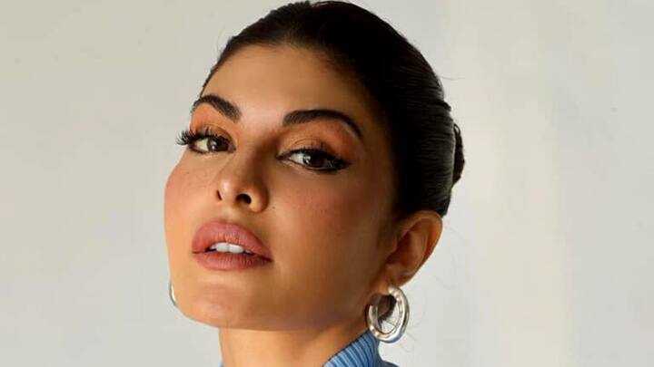 এরপর কিছুদিন তিনি টেলিভিশন সাংবাদিক হিসেবে কাজ করেন তিনি। এরপরে জ্যাকলিন মডেলিং-এর দুনিয়ায় পা রাখেন। সেটাই তাঁর গ্ল্যামার দুনিয়ায় পা রাখা।