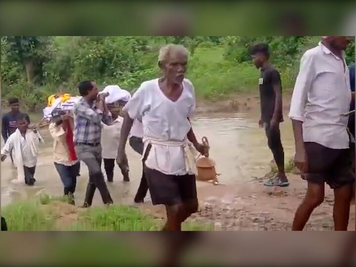 त्यामुळे या पुलाची तातडीने निर्मिती करण्याची मागणी करण्यात आली आहे.