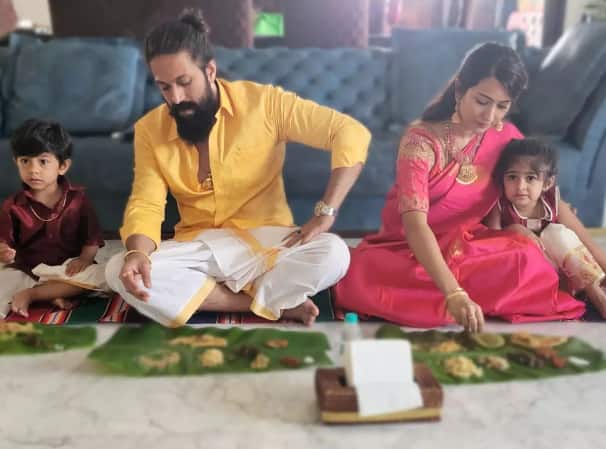 यश त्याच्या कुटुंबासोबतचे फोटो सोशल मीडियावर शेअर करतो. (yash/instagram)