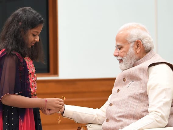 Raksha Bandhan 2022: पीएम मोदी ने सफाईकर्मी, माली और वाहन चालकों की बेटियां से बंधवाई राखियां, देखें फोटो