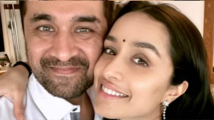 ছবির নিচে ক্যাপশন, , 'বিশ্বের সবচেয়ে ভাগ্যবান ভাইয়েরা।'