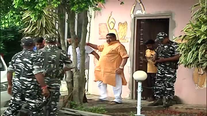 খেলা হবে - বিধানসভা ভোটের আগে রাজ্যজুড়ে তোলপাড় ফেলে দিয়েছিল ‘খেলা হবে’ (Khela Hobe) শব্দবন্ধ। রাজনীতির গণ্ডি ছাড়িয়ে আম-জনতার মুখে মুখে ঘোরে এই স্লোগান। উৎপত্তি নিয়ে সংশয় থাকলেও অনুব্রত মণ্ডলের মুখেই যে তা প্রচার লাভ করেছিল, সে বিষয়ে একমত সকলেই।