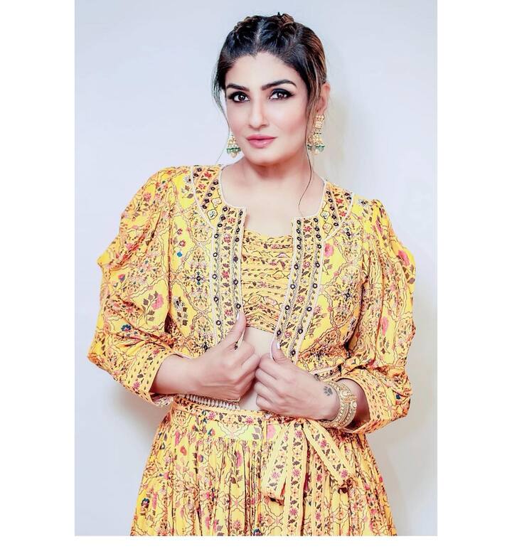 रवीनाने नुकताच एक खास लूक शेअर केलाय ज्यात ती पिवळ्या ड्रेसमध्ये दिसत आहे, या फोटोंमधील रवीनाची स्टाइल पाहून नेटिझन्स तिच्यावर प्रेम व्यक्त करत आहेत.(फोटो सौजन्य:officialraveenatandon/इन्टाग्राम)