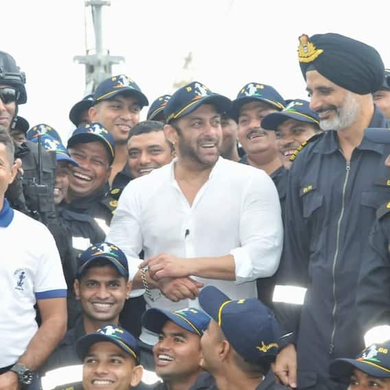 Salman Khan With Indian Navy: सलमान ने नेवी के जवानों के साथ बिताया वक्त, भाईजान ने कुछ इस तरह की मस्ती, रोटियां भी बनाईं