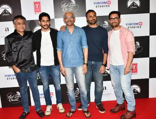 સ્ક્રીનિંગમાં આમિર ખાનની પૂર્વ પત્ની કિરણ રાવ, સૈફ અલી ખાન, સાઉથ સુપરસ્ટાર નાગા ચૈતન્ય, ફિલ્મના લેખક અતુલ કુલકર્ણી નિર્દેશક અદ્વૈત ચંદન ઉપરાંત આમિરનો મોટા પુત્ર જુનૈદ ખાન સહિત ઘણા સેલેબ્સ જોવા મળ્યા હતા. આમિર ખાન વ્હાઇટ કલરની ટી-શર્ટ અને પિંક શર્ટમાં જોવા મળ્યો હતો.
