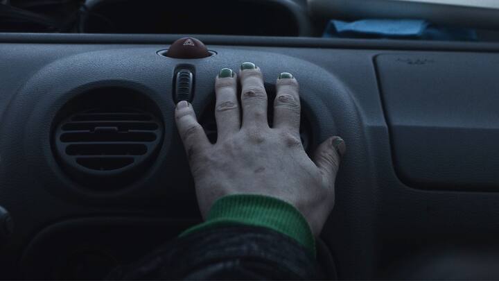 প্রতিদিন গাড়ি ব্যবহার করার সময় কয়েকটি নিয়ম মেনে চললেই আপনার গাড়ির এসির সাহায্যে খুব ভালভাবেই গাড়ি ঠাণ্ডা হবে।