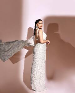 PHOTO: सफेद नजराना; अभिनेत्री म्हणून सई ताम्हणकरच्या क्लासी अदा!