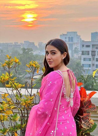 ਅੰਮ੍ਰਿਤਾ ਸਿੰਘ ਦੀਆਂ ਫਿਲਮਾਂ 'ਤੇ ਨਜ਼ਰ ਮਾਰੀਏ ਤਾਂ ਪਤਾ ਲੱਗਦਾ ਹੈ ਕਿ ਸਾਰਾ ਅਲੀ ਖਾਨ ਆਪਣੀ ਮਾਂ ਵਰਗੀ ਲੱਗਦੀ ਹੈ।