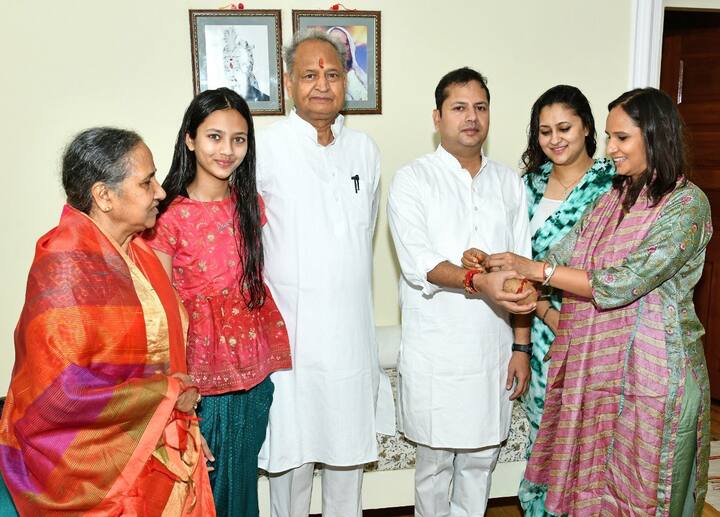 उनकी पुत्री सोनिया और पौत्री काश्विनी ने सभी की कलाईयों पर रक्षासूत्र बांधा और मिठाई खिलाकर आशीर्वाद लिया. इस दौरान सीएम की पत्नी सुनीता गहलोत, पुत्रवधु हिमांशी गहलोत भी मौजूद रहीं.