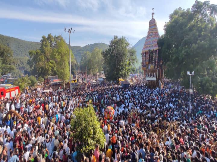 Adi Brahmotsava procession to Kallaghar Temple Large number of devotees participate TNN கள்ளழகர் திருக்கோயில் ஆடி பிரம்மோற்சவ தேரோட்டம்  - திரளான பக்தர்கள் பங்கேற்பு