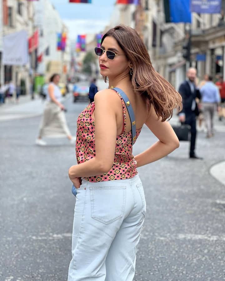 Aamna Sharif Photos: टीवी से बॉलीवुड तक का सफर तय कर चुकीं एक्ट्रेस आमना शरीफ ने इंस्टाग्राम पर अपनी कुछ खूबसूरत फोटोज़ पोस्ट की हैं. बता दें कि आमना इन दिनों लंदन में छुट्टियां मनाने पहुंची हैं.