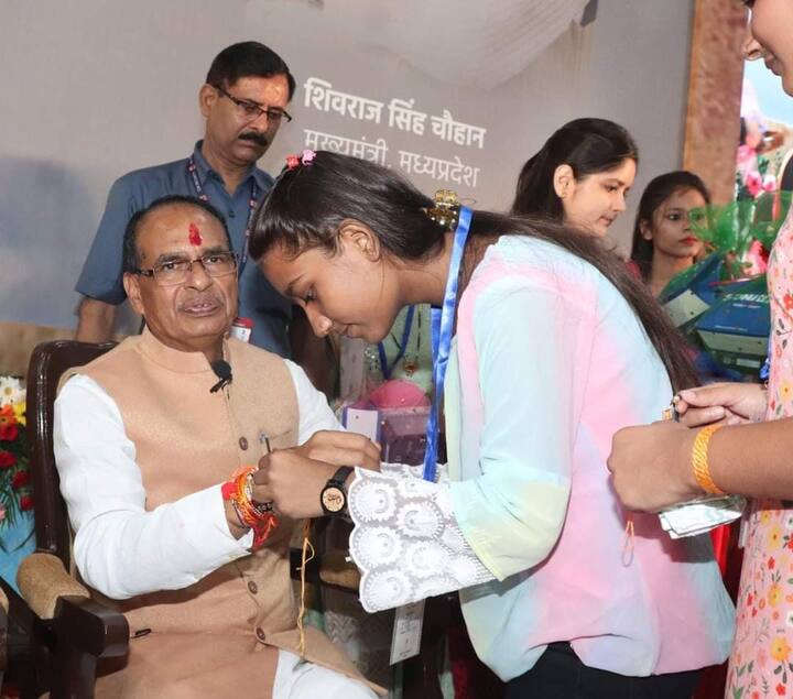 इस अवसर पर मुख्यमंत्री ने बच्चों के साथ महान विभूतियों के जीवन पर आधारित प्रदर्शनी का अवलोकन किया जो कठिनाइयों का सामना करते हुए सफल हुए. मुख्यमंत्री ने इन महापुरुषों की कहानियां सुनाकर बच्चों को जीवन में आगे बढ़ने की प्रेरणा दी. मुख्यमंत्री को लाडली लक्ष्मियों ने राखी बांधी. उन्होंने कहा,