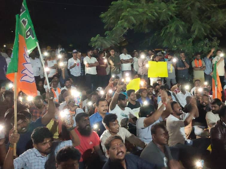 bjp members tore down dmk posters pasted on flyover pillars in Coimbatore DMK Posters : திமுக போஸ்டர்களை கிழித்த பாஜகவினர் ; சாலை மறியல், தள்ளுமுள்ளு.. கோவையில் பரபரப்பு..