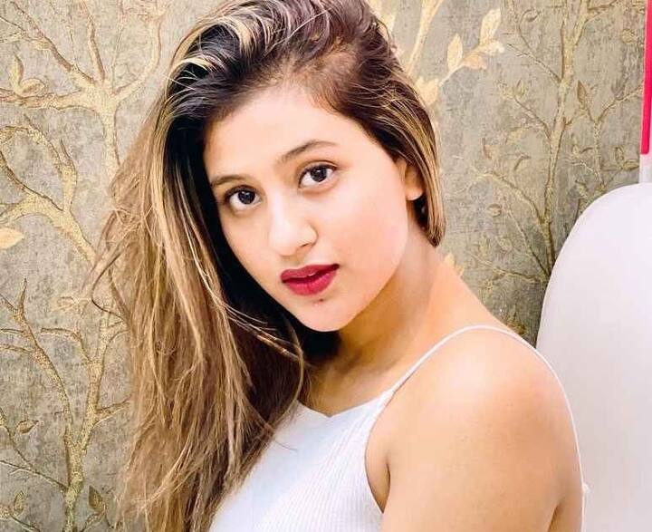 તે દરેક શો માટે દર સપ્તાહ તીનથી ચાર લાખ રૂપિયાનો ચાર્જ કરે છે.