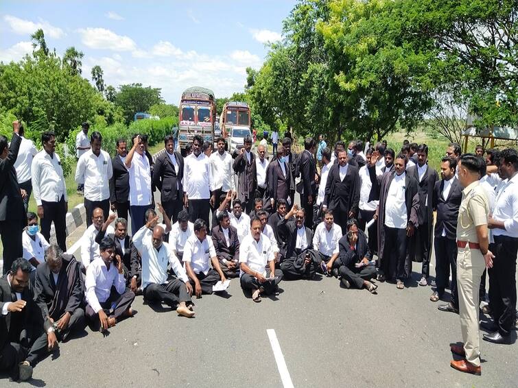 Villupuram: Lawyer Kidnapping in Tindivana: Lawyers block road demanding arrest of kidnappers TNN திண்டிவனத்தில் வழக்கறிஞர் கடத்தல்: வழக்கறிஞர்கள் சாலை மறியலால் போக்குவரத்து பாதிப்பு