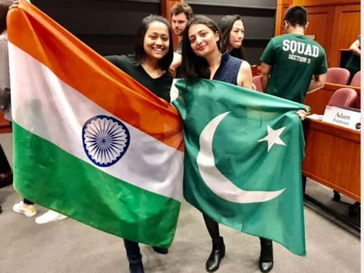 दोस्ती की मिसाल ! प्यारी सी मुस्कान के बीच चमक रहे भारत-पाक के झंडे, पढ़ें पाकिस्तानी क्लासमेट संग दोस्ती की कहानी