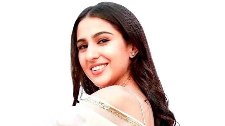 প্রথম জীবনেই বাবা-মায়ের বিচ্ছেদ দেখেছেন সারা। মায়ের সঙ্গে থাকলেও বাবার সঙ্গে সুসম্পর্ক বজায় ছিল সারা আলি খানের। শুধু তাই নয়, বাবার দ্বিতীয় স্ত্রী করিনা কপূরের সঙ্গে বন্ধুত্বপূর্ণ সম্পর্ক রয়েছে সারার।