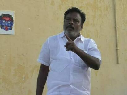 dmk administrator who stopped at journalists in karur TNN செய்தியாளர்களை தடுத்து நிறுத்தி மிரட்டிய திமுக நிர்வாகி -  கரூரில் பரபரப்பு