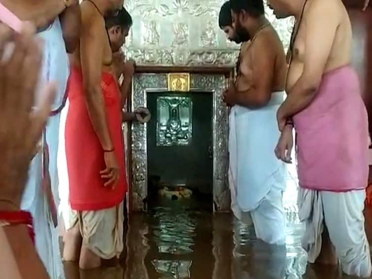 Sangli Krishna water level increased  submerging the gabhara of the Datta temple at Audumbara Sangli : कृष्णेच्या पाण्याची पातळी 30 फुटांजवळ, औदुंबरच्या दत्त मंदिराच्या गाभाऱ्यात पाणी शिरले