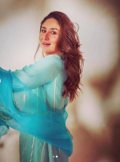 Kareena Kapoor Photos: ਕਰੀਨਾ ਕਪੂਰ ਖਾਨ ਦੀ ਹਰ ਅਦਾ ਪ੍ਰਸ਼ੰਸਕਾਂ ਨੂੰ ਦੀਵਾਨਾ ਬਣਾਉਂਦੀ ਹੈ। ਇਸ ਵਾਰ ਜਦੋਂ ਅਦਾਕਾਰਾ ਹਰੇ ਰੰਗ ਦੇ ਸੂਟ 'ਤੇ ਕਾਲੇ ਚਸ਼ਮੇ ਪਾ ਕੇ ਕੈਮਰੇ 'ਚ ਕੈਦ ਹੋਈ ਤਾਂ ਹਰ ਪ੍ਰਸ਼ੰਸਕ ਦੇ ਦਿਲ ਦੀ ਧੜਕਣ ਵਧ ਗਈ।