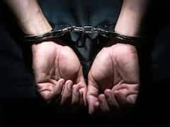 Crime : பள்ளி சீருடையில் மது.. ஒயின் குடித்தால் ஜொலிக்கலாம் என நம்பிய மாணவிகள்.. குடிக்கத்தூண்டிய இளைஞர் கைது