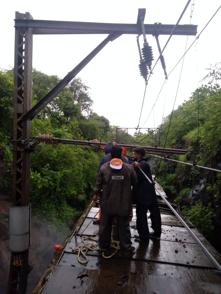 दरड कोसळल्याने अप लाईनवर मुंबईकडे जाणारी रेल्वे सेवा बंद आहे.