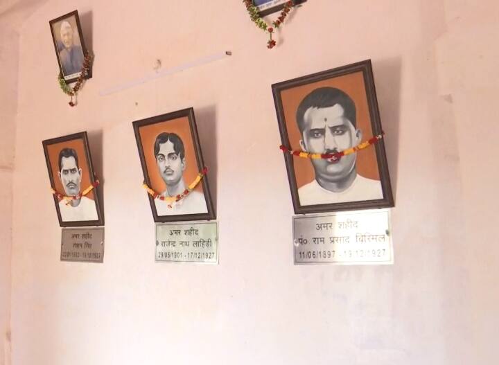 9 अगस्त 1925 का वो ऐतिहासिक दिन जब लखनऊ के काकोरी में क्रांतिकारियों ने ट्रेन डकैती को अंजाम देकर ब्रिटिश हुकूमत को खुली चुनौती दे डाली. इस घटना के बाद पंडित रामप्रसाद ‘बिस्मिल’, राजेंद्रनाथ लाहिड़ी, रोशन सिंह और अशफाक उल्ला खां को फांसी की सजा सुनाई गई थी. क्रांतिकारियों का मकसद ट्रेन से सरकारी खजाना लूटकर उन पैसों से हथियार खरीदना था जिससे अंग्रेजों के खिलाफ युद्ध को और मजबूती दी जा सके.