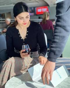 ઓસ્ટ્રેલિયામાં હાથમાં રેડ વાઇનનો ગ્લાસ સાથે જોવા મળી પ્રાચી દેસાઇ