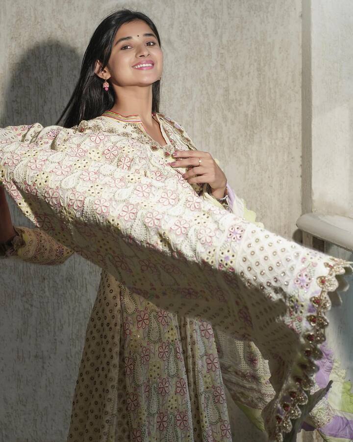 नुकतेच कनिका मानने तिचे काही फोटो इंस्टाग्राम अकाऊंटवर शेअर केले आहेत, ज्यामध्ये ती खूपच सुंदर दिसत आहे.(फोटो सौजन्य :officialkanikamann/इंस्टाग्राम)