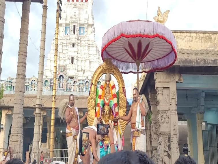 Adi Garuda Seva Utsavam was held with much fanfare at Kanchipuram Sri Varadarajaperumal Temple TNN அத்திவரதர் புகழ்பெற்ற கோவிலில் ஆடி கருட சேவை உற்சவம் -   கோவிந்தா..கோவிந்தா.. கோஷமிட்ட பக்தர்கள்